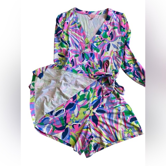 Lilly Pulitzer Tiki Wrap Romper – “Havin’ a Blast” Print
Size: XS - Picture 3 of 7